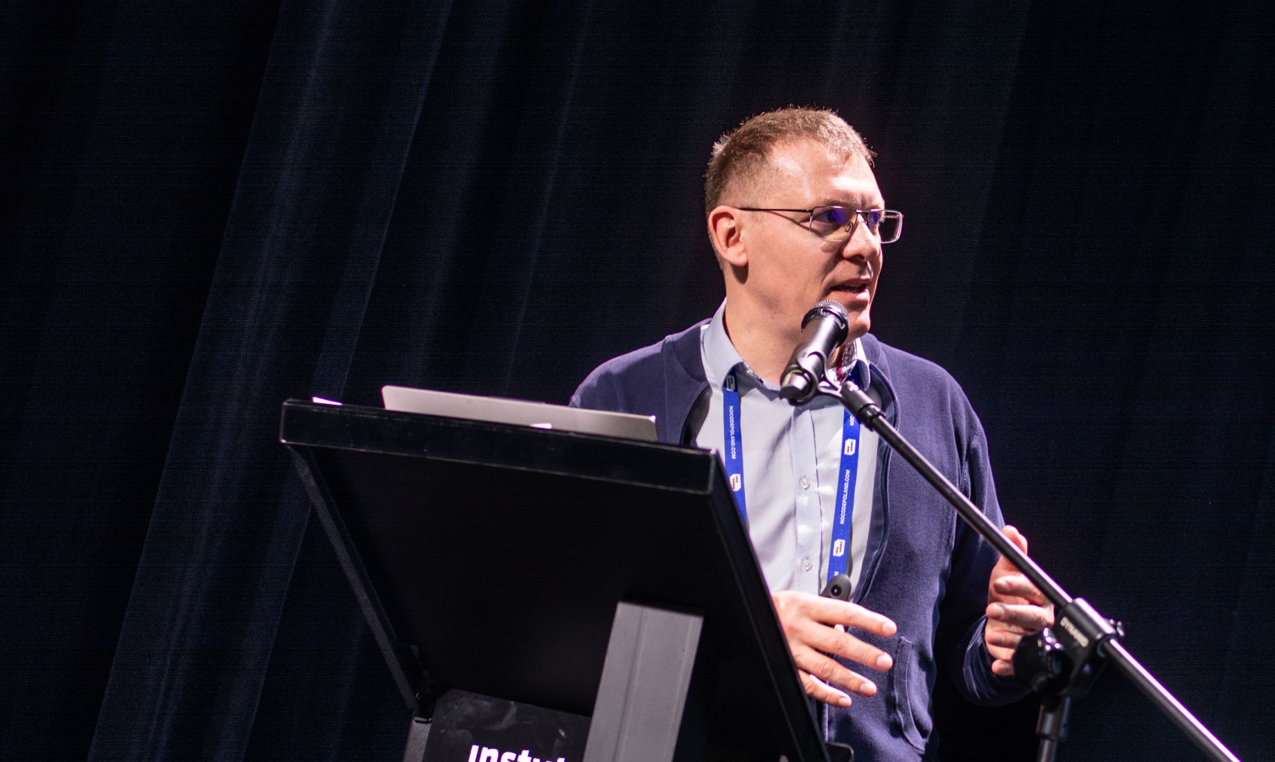 Marek Piotrów, CIO LCSE i Mendix MVP, podczas wystąpienia konferencyjnego